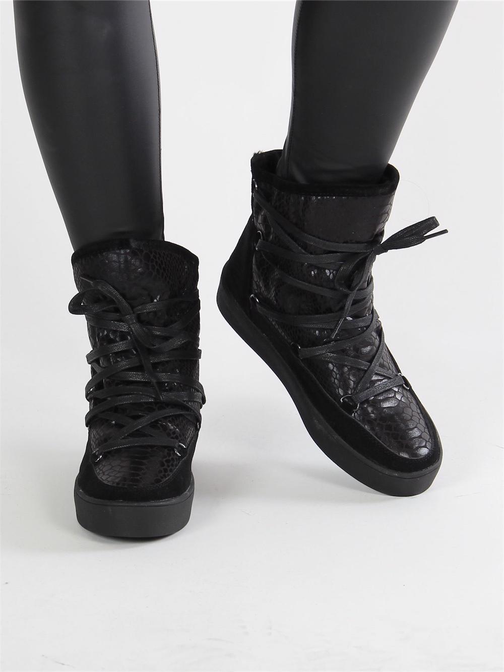 Beth - Sorte støvler med snøre og slangeprint